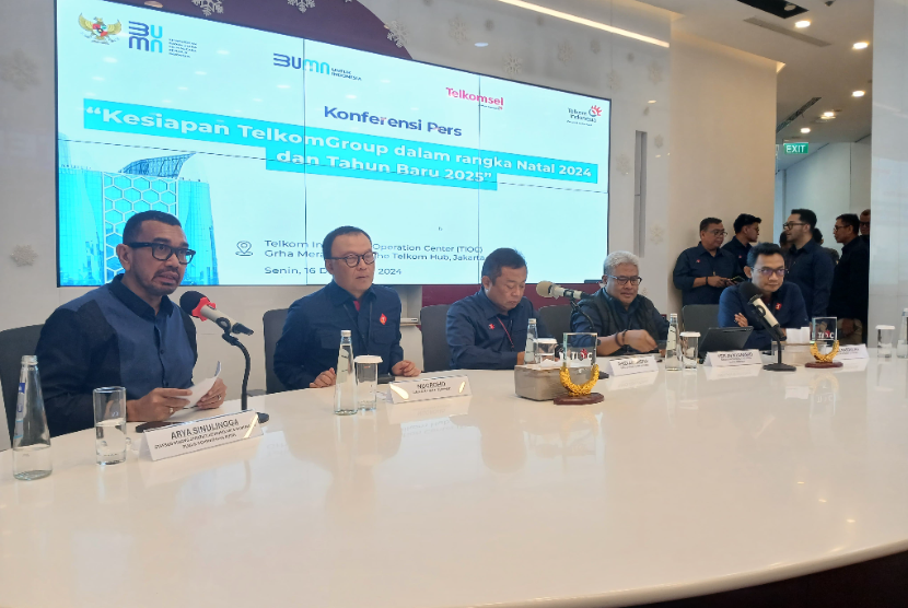 Staf Khusus Menteri BUMN Arya Sinulingga bersama jajaran pimpinan Telkom Group saat konferensi pers terkait kesiapan Telkom Group dalam Natal 2024 dan tahun baru 2025 di Telkom Integrated Operation Center (TIOC), Gedung Grha Merah Putih, The Telkom Hub, Jakarta, Senin (16/12/2024).