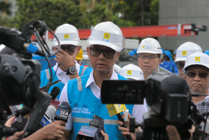 Direktur Utama PT PLN (Persero), Darmawan Prasodjo, diwawancarai awak media setelah memimpin Apel Siaga Kelistrikan Natal 2024 & Tahun Baru 2025, di Kantor Pusat PLN, Jakarta, Senin (16/12/2024). 