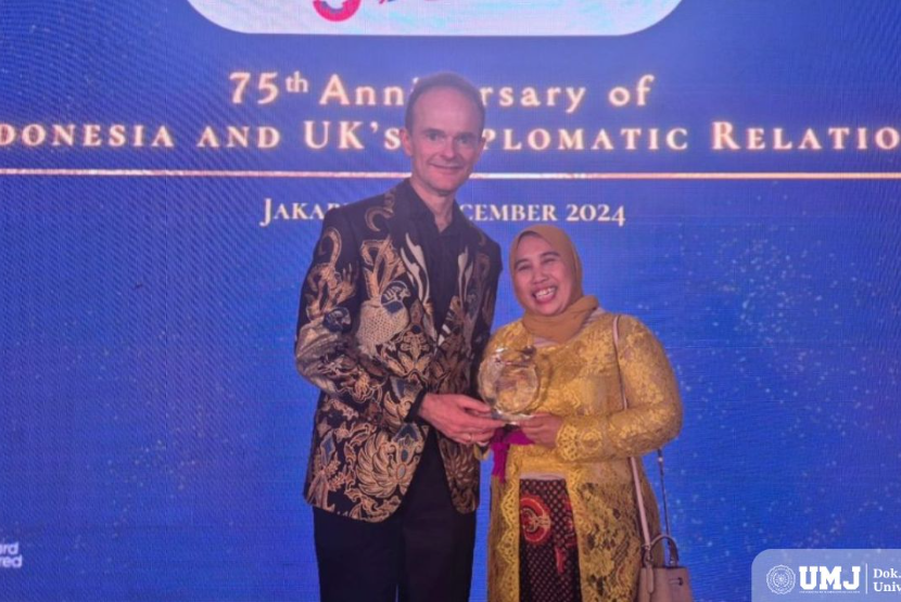 Mahasiswa Program Doktor Manajemen Pendidikan Islam Sekolah Pascasarjana Universitas Muhammadiyah Jakarta (MPI SPs UMJ) Hening Parlan menerima penghargaan Planet Award dari Kedutaan Besar Inggris di Indonesia, Rabu (11/12/2024).