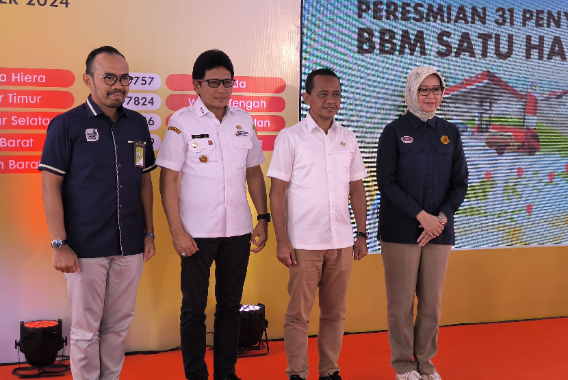 Menteri Energi dan Sumber Daya Mineral (ESDM) Bahlil Lahadalia memberikan sambutan di momen peresmian 31 penyalur BBM Satu Harga di seluruh Indonesia dari Ambon, Maluku, Rabu (18/12/2024). Khusus Klaster Maluku ada sembilan penyalur. 