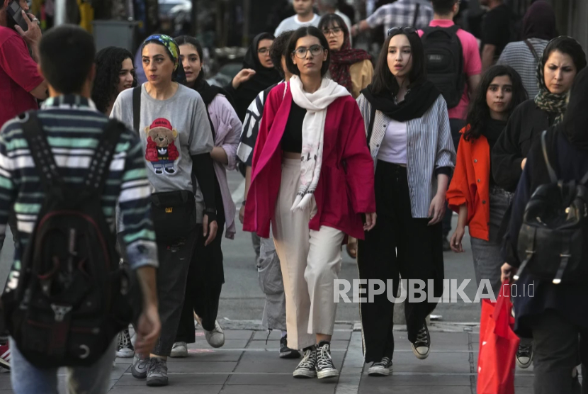 Wanita Iran, beberapa tanpa mengenakan jilbab wajib, berjalan di pusat kota Teheran, Iran, Sabtu, 9 September 2023.