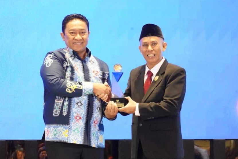 Wagub Kalteng menerima Penghargaan foto utama.