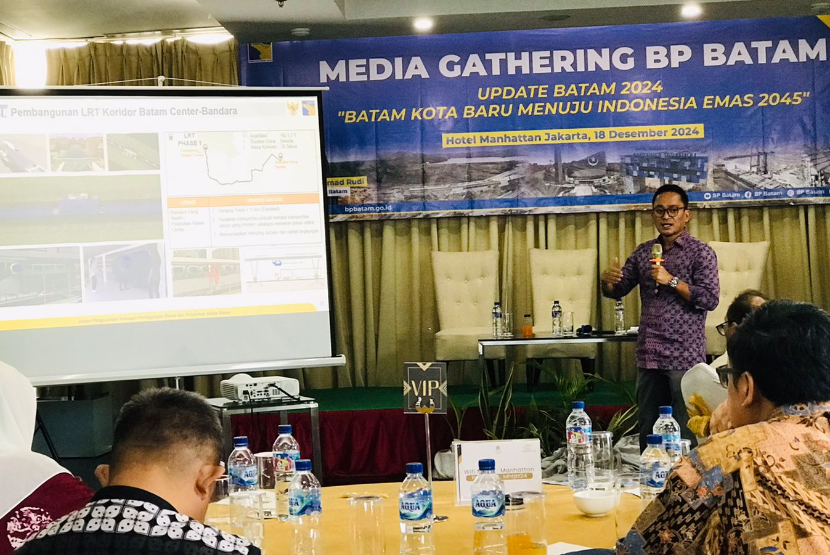 Kepala Pusat Perencanaan Program Strategis BP Batam Fesly Abadi Paranoan saat menyampaikan pemaparan di acara Media Gathering Tahun 2024 “Batam Kota Baru Menuju Indonesia Emas 2045”, di Hotel Manhattan, Rabu (18/12/2024).