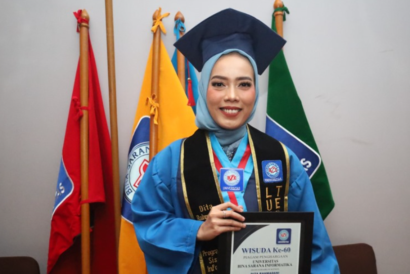 Dita Rahmadani, wisudawan terbaik dari Program Studi Sistem Informasi Akuntansi (D3), yang berhasil meraih Indeks Prestasi Kumulatif (IPK) sempurna, 4.00.