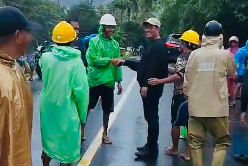 Menteri Pertanian (Mentan) Andi Amran Sulaiman melakukan perjalanan darat meninjau lokasi pertanian terdampak longsor dan banjir di Bone, Sulawesi Selatan, Sabtu (21/12/2024). 