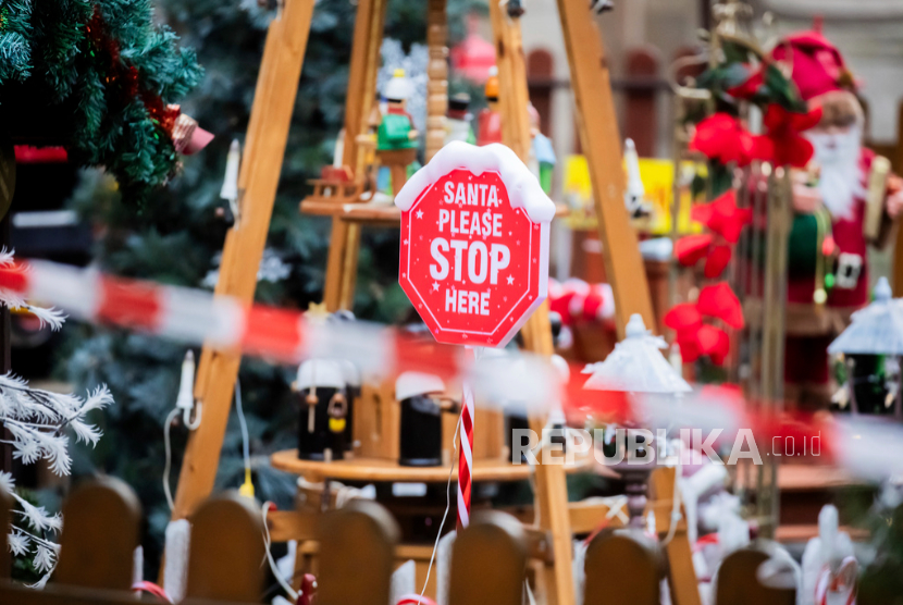 Tanda berduka cita di balik barisan polisi di lokasi penabrakan di pasar Natal di Magdeburg, Jerman, Sabtu 21 Desember 2024.