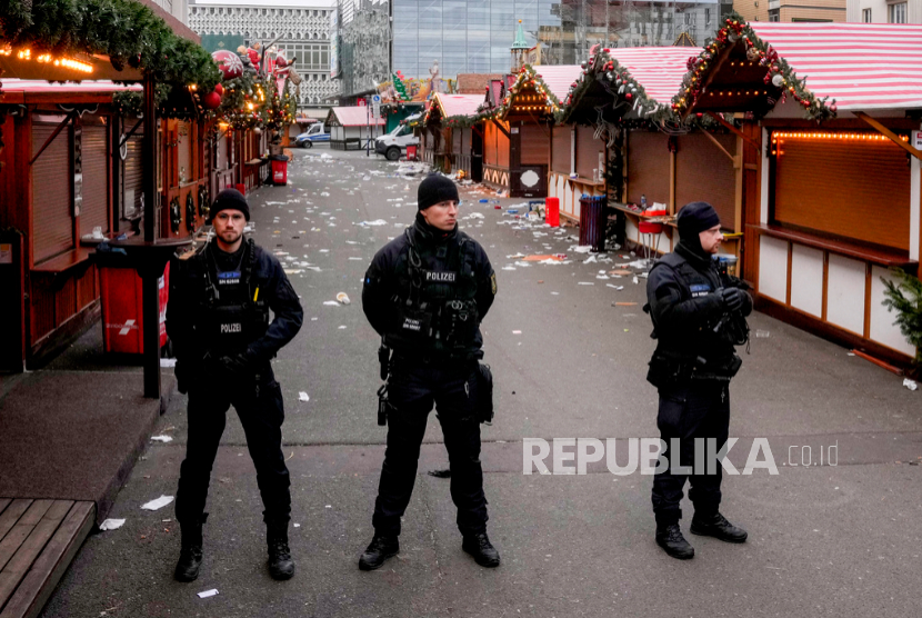 Polisi menjaga Pasar Natal, tempat sebuah mobil melaju ke arah kerumunan pada Jumat malam, di Magdeburg, Jerman, Sabtu, 21 Desember 2024. 