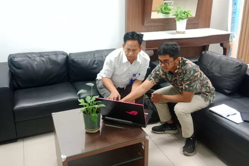 Kabid Pencegahan dan Kesiapsiagaan BPBD Provinsi Kalsel Bambang Dedi M, menyimak cermat penjelasan Analis Bencana Direktorat Peringatan Dini BNPB  Muhammad Noval Zhaky terkait sistem kerja peringatan dini mitigasi banjir , di Kantor BNPB RI,  Jakarta Jumat (20/12/2024)