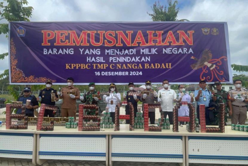 Bea Cukai Nanga Badau musnahkan barang hasil penindakan yang telah berstatus barang yang menjadi milik negara (BMMN) hasil penindakan sepanjang tahun 2023 dan 2024, pada Senin (16/12/2024). 