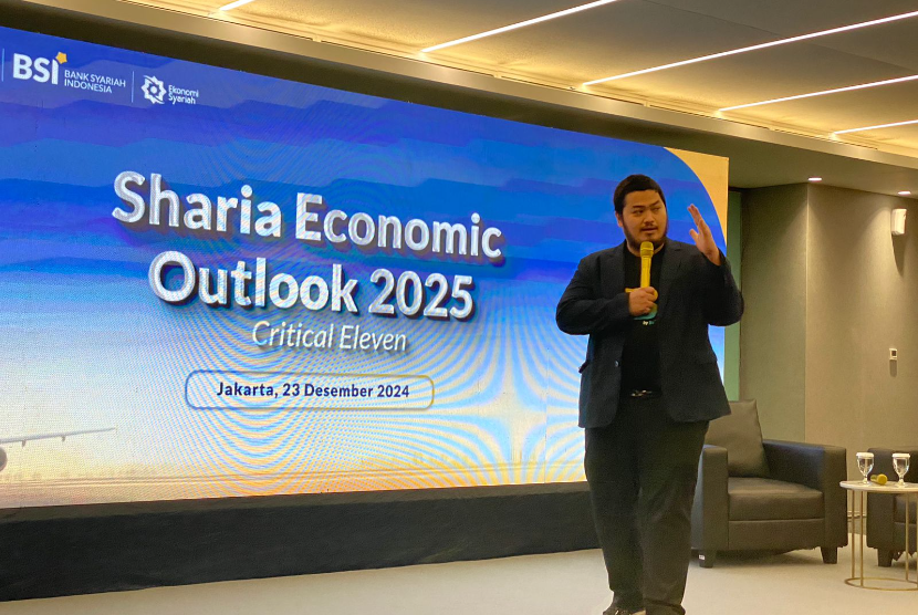 Chief of Economist BSI Banjaran Surya Indrastomo dalam acara Sharia Economic Outlook 2025 di Gedung BSI The Tower, Senin (23/12/2024).