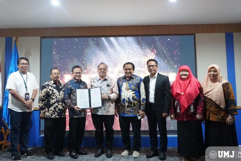 Dua dosen Universitas Muhammadiyah Jakarta (UMJ) menerima Surat Keputusan Kenaikan Jabatan Akademik Dosen sebagai Guru Besar dari Lembaga Layanan Pendidikan Tinggi (LLDIKTI) Wilayah III, di Auditorium KH Ahmad Dahlan, Gedung LLDIKTI III, Senin (23/12/2024).