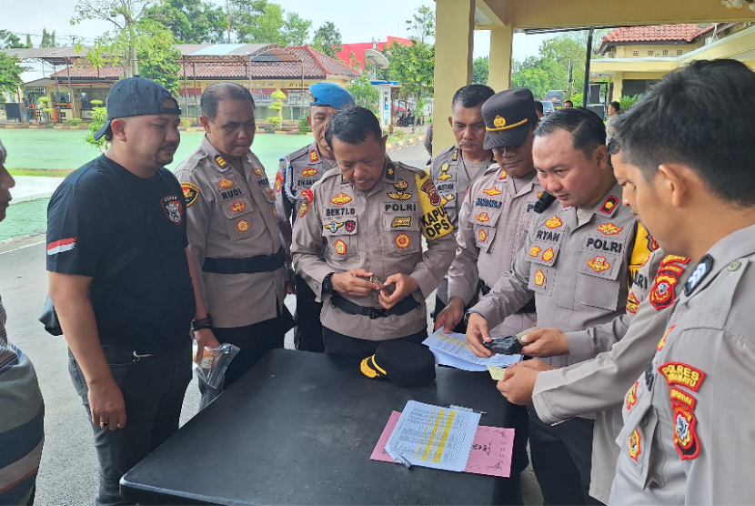 Polres Indramayu melaksanakan pemeriksaan menyeluruh terhadap seluruh senjata api (senpi) dinas yang digunakan oleh personel di Mako Polres Indramayu, Jawa Barat, Senin (23/12/2024).