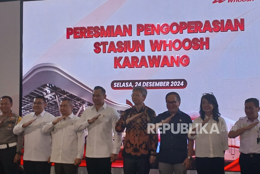 Menteri Koordinator bidang Infrastruktur dan Pembangunan Kewilayahan (IPK) Agus Harimurti Yudhoyono (AHY), Menteri Perhubungan Dudy Purwagandhi, Wakil Menteri BUMN Kartika Wirjoatmodjo, Dubes Cina untuk Indonesia Wang Lutong, dan Direktur Utama PT Kereta Cepat Indonesia-Cina (KCIC) Dwiyana Slamet Riyadi saat peresmian pengoperasian Stasiun Kereta Api Cepat Whoosh Karawang di Kabupaten Karawang, Jawa Barat, Selasa (24/12/2024).