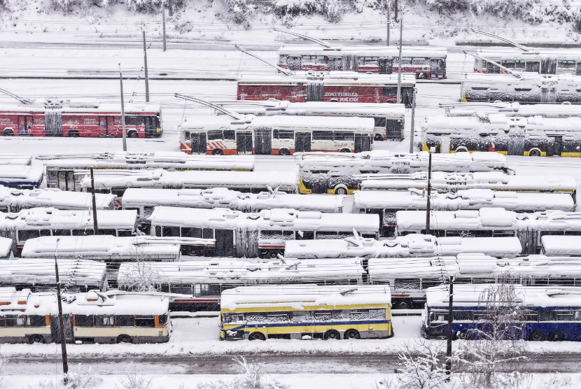 Kondisi badai salju di Sarajevo, Bosnia, Selasa (24/12/2024). 