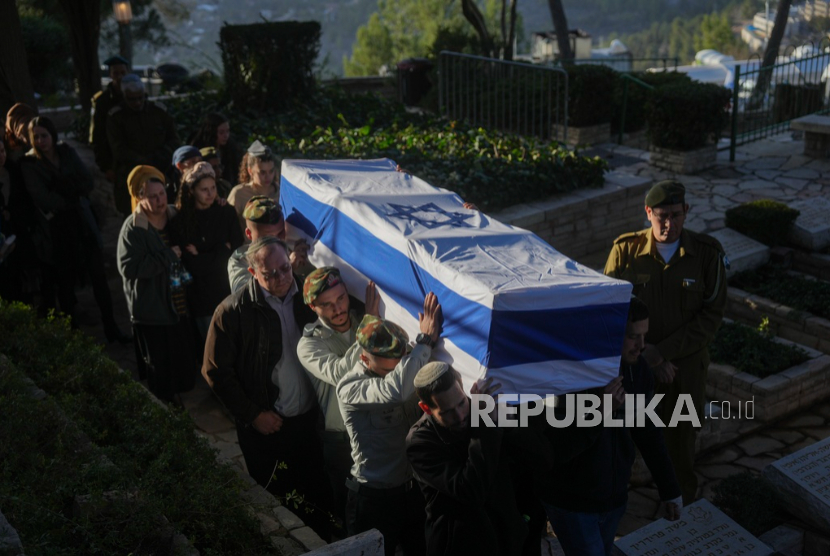 Tentara Israel membawa peti mati prajurit yang tewas dalam pertempuran di Jalur Gaza, saat pemakamannya di pemakaman militer Mount Herzl di Yerusalem, Israel, Selasa, 24 Desember 2024. 