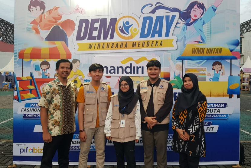 Empat mahasiswa Universitas Bina Sarana Informatika (UBSI) kampus Pontianak berhasil menonjolkan kreativitas dan inovasi mereka dalam kegiatan Demoday Wirausaha Merdeka yang berlangsung di halaman Perpustakaan Universitas Tanjungpura Pontianak pada 4-8 Desember 2024.