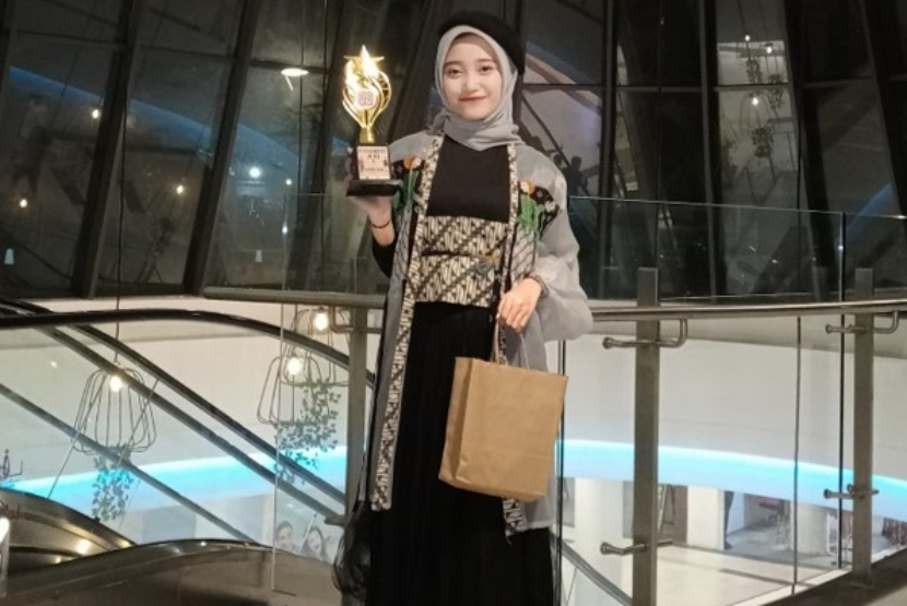 Nirmala Nursintana, mahasiswi Program Studi Akuntansi, mencetak pencapaian membanggakan dengan meraih penghargaan Favorite Juri 1 dalam ajang Fashion Show bertema “Etnik Look”. 