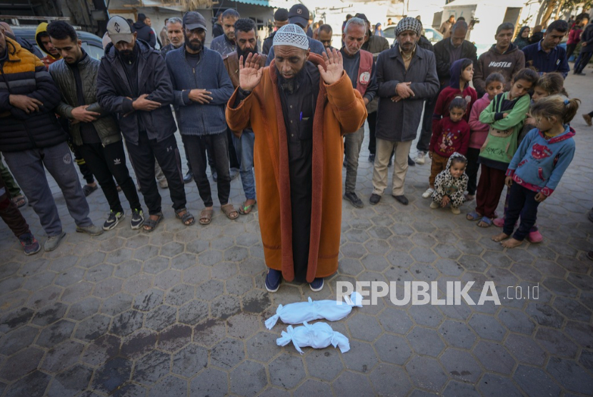 Imam Islam Abu Suaied memimpin shalat jenazah untuk Juma Al-Batran bayi berusia sebulan yang meninggal kedinginan di Deir al-Balah, Gaza, Ahad, 29 Desember 2024.