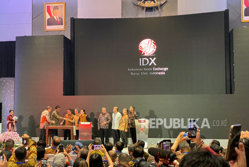 Logo Bursa Efek Indonesia terlihat saat seremonial pembukaan perdagangan BEI tahun 2025. Pembukaan perdagangan dilakukan oleh Menteri Keuangan RI Sri Mulyani di Gedung BEI, Jakarta, Kamis (2/1/2025). 