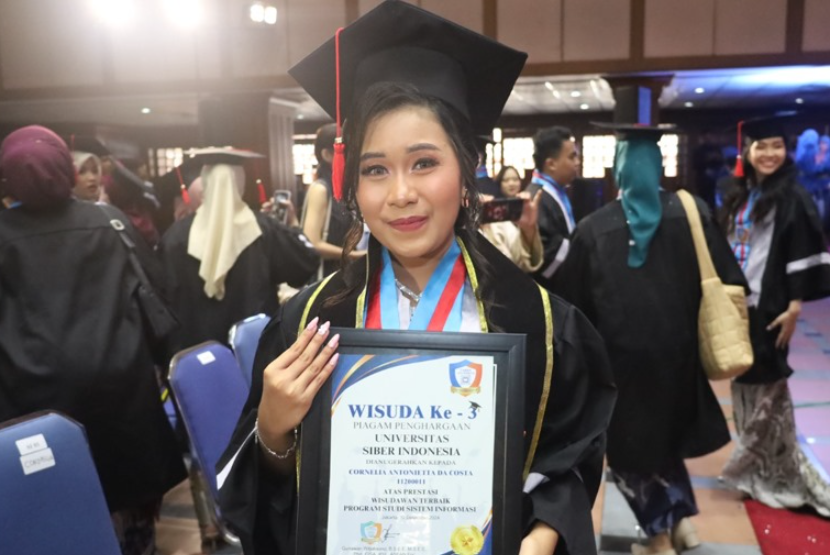 Cornelia Antonieta Da Costa berhasil meraih predikat wisudawan terbaik Program Studi Sistem Informasi Cyber University dengan Indeks Prestasi Kumulatif (IPK) yang luar biasa, yaitu 3.98. 