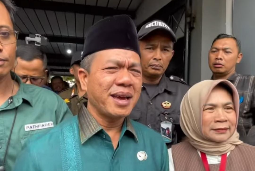 Bupati Bedas Dadang Supriatna menargetkan puluhan ribu ijazah yang tertahan di sekolah di Kabupaten Bandung dapat dibereskan pada tahun 2025.