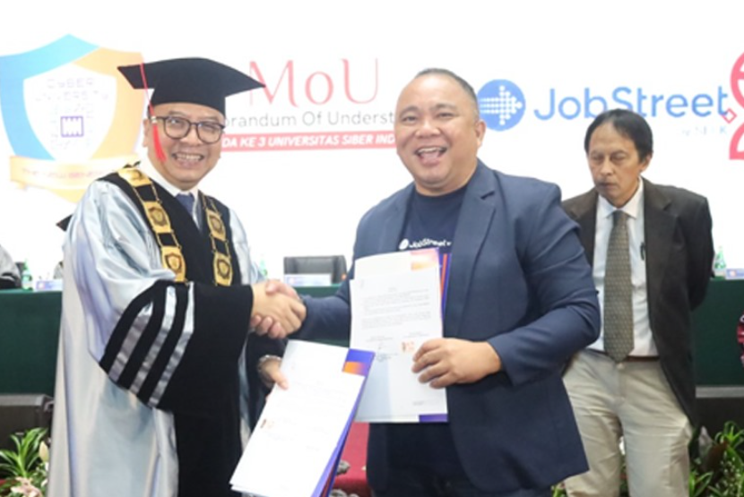  Cyber University mencatatkan sejarah penting pada Wisuda ke-3 yang digelar megah di Gedung Pewayangan Kautaman, Taman Mini Indonesia Indah, Selasa, 10 Desember 2024.