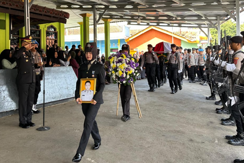 Kapolri Jenderal Polisi Drs Listyo Sigit Prabowo memberikan kenaikan pangkat satu tingkat lebih tinggi kepada Almarhum Bripka Andithya Munartono.