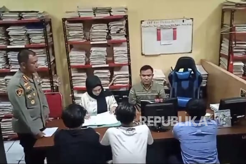 Kepolisian Resor Kota Besar (Polrestabes) Bandung menangkap tiga remaja terduga pelaku pelecehan seksual terhadap dua turis asal Singapura di Jalan Braga, Bandung (29/12/2024).