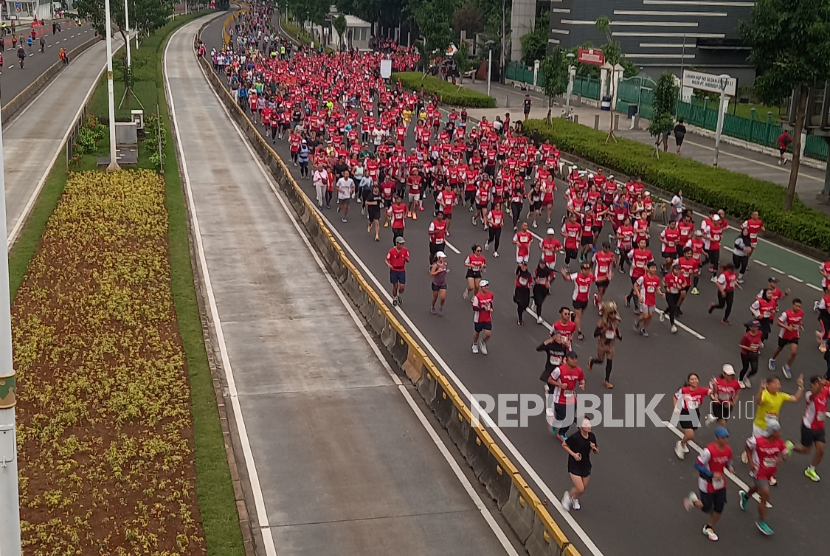 Peserta Soekarno Run 2025 berlari di Jalan Sudirman, Jakarta Pusat, Ahad (12/1/2025).