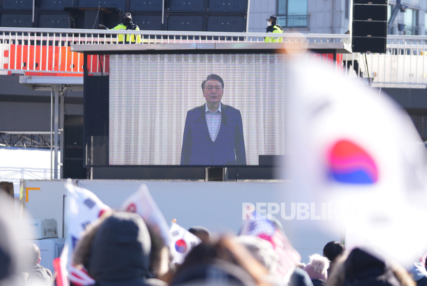 Layar besar memperlihatkan rekaman Presiden Korea Selatan Yoon Suk Yeol saat para pendukungnya melakukan unjuk rasa menentang pemakzulannya di dekat kediaman presiden di Seoul, Korea Selatan, Rabu, 15 Januari 2025.