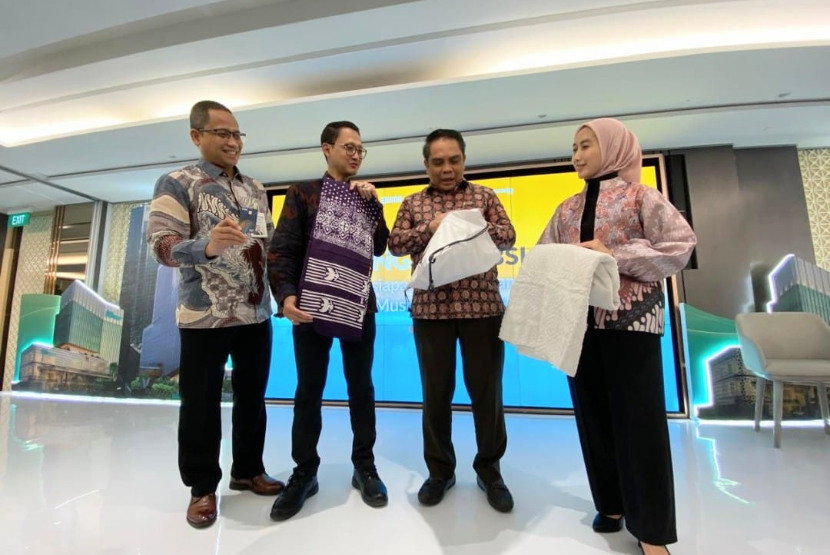 Direktur Sales & Distribution BSI Anton Sukarna (tiga dari kiri) Bersama dengan SVP Corporate Secretary & Communication BSI Wisnu Sunandar (paling kiri), SVP Islamic Ecosystem BSI M Syukron Habiby (dua dari kiri) dan SVP Retail Deposit Group BSI Vita Andrianty (paling kanan) menunjukkan kain ihram dan kelengkapan ibadah haji lainnya di Kantor BSI The Tower Jakarta (14/1/2025).