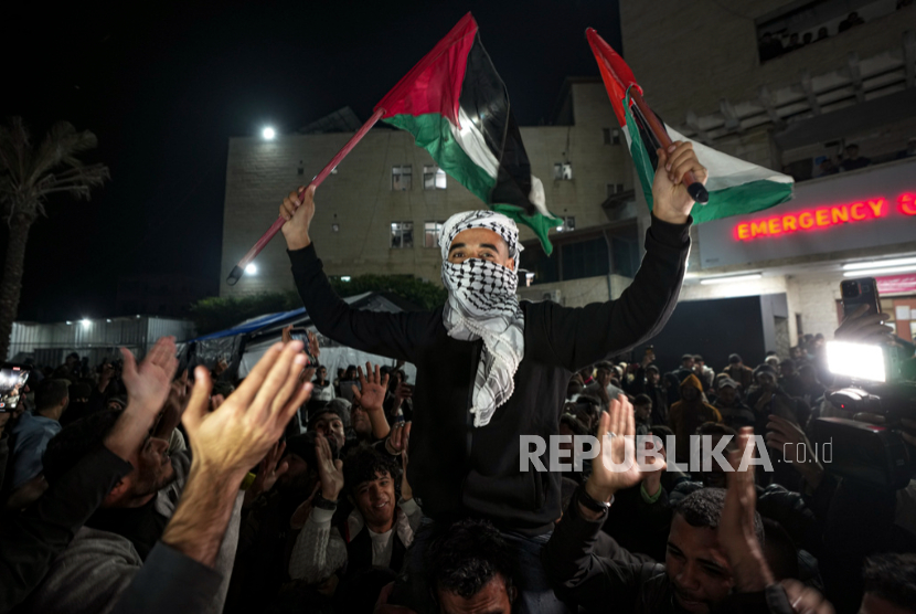 Warga Palestina merayakan pengumuman kesepakatan gencatan senjata antara Hamas dan Israel di Deir al-Balah, Jalur Gaza tengah, Rabu, 15 Januari 2025. 