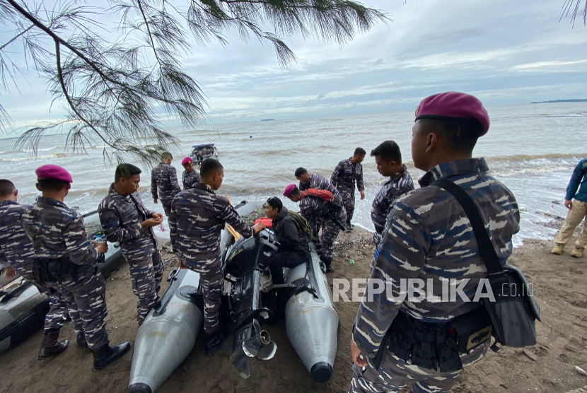 Ratusan Marinir TNI AL Tiba di Tanjung Pasir, Bersiap Cabut Pagar Laut