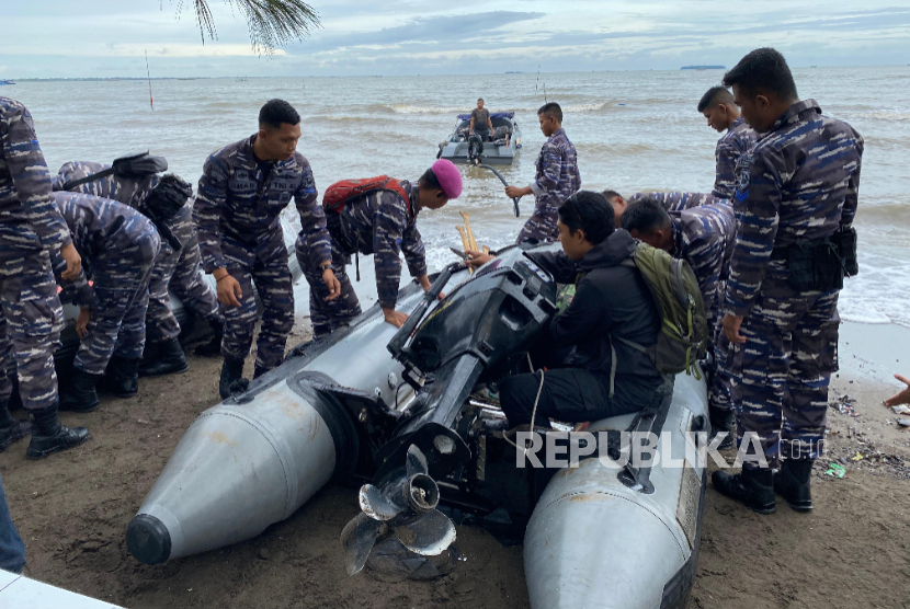 Marinir Robohkan Pagar Laut, Masyarakat: Robohin!..Robohin!