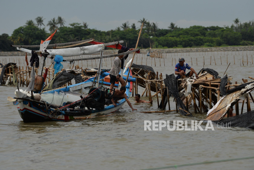 Suasana pembongkaran pagar laut oleh TNI AL bersama warga di perairan Tanjung Pasir, Teluk Naga, Tangerang, Sabtu (18/1/2025).