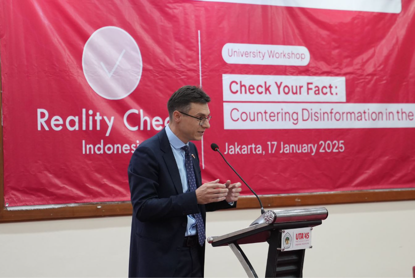 Suasana workshop “Check Your Fact: Countering Disinformation in the Digital Age” di Universitas 17 Agustus 1945 (UTA 45), Jakarta, pada Jumat (17/1/2025).