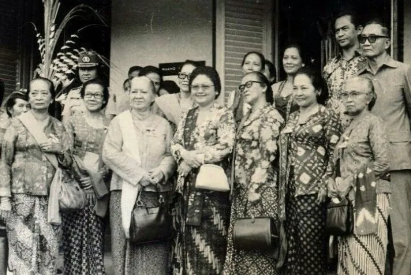 Ibu Tien Soeharto bersama anggota perhimpunan wanita.