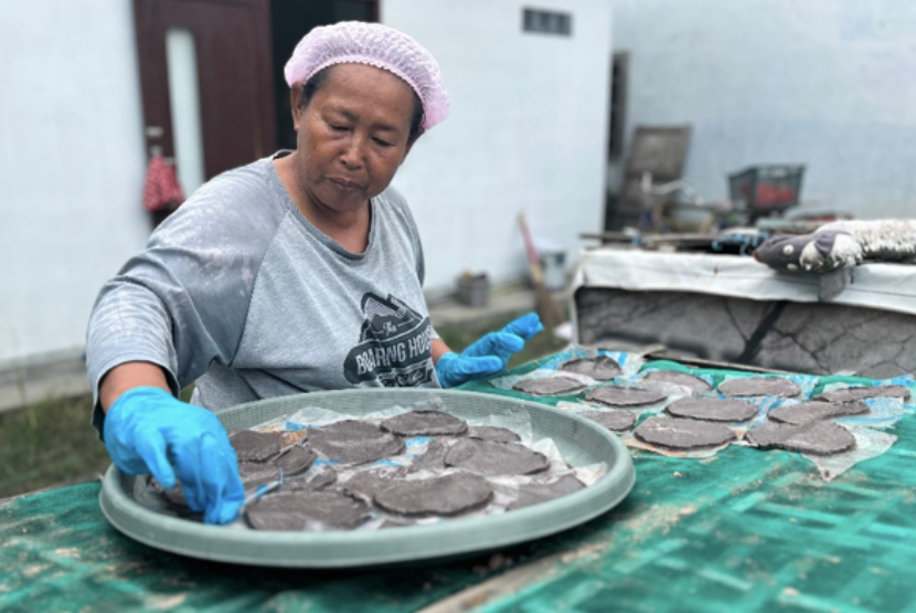 Wartinah membuat terasi di Rumah Produksi yang diprakarsai PHE ONWJ.