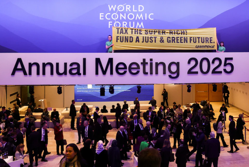 Aktivis Greenpeace menggelar aksi protes di gelaran World Economic Forum di Davos, Swiss, Selasa (21/1/2025). 