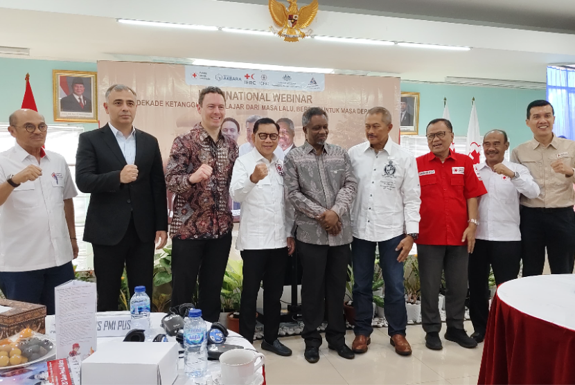 Wakil Ketua Umum PMI, Nanan Soekarna membuka International Webinar Dua Dekade Ketangguhan pada Kamis (23/1/2025) di Jakarta, bersama dengan jajaran pengurus PMI Pusat, Kepala Delegasi IFRC dan Kepala Delegasi ICRC di Indonesia, serta mitra Palang Merah Jepang.