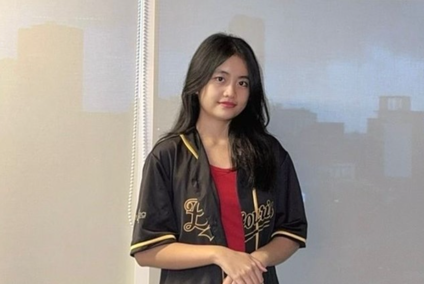 Jovinta Putri Hapsari, penerima Beasiswa Jalur Undangan atau Smart Scholarship dari Cyber University, menyampaikan pesan inspiratif kepada siswa-siswi yang bermimpi besar. 