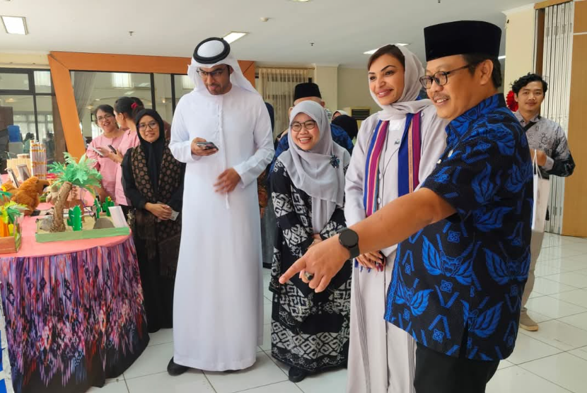 Madrasah Ibtidaiyah Negeri (MIN) 2, Kota Tangerang Selatan menyelenggarakan Nation Culture Day (Hari Budaya Nasional) bekerja sama dengan Kedutaan Uni Emirat Arab (UEA) di Jakarta dan Pemerintah Provinsi Maluku, Kamis (23/1/2025).