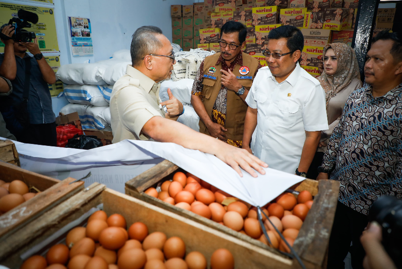 Menteri Koordinator Bidang Pangan Zulkifli Hasan atau Zulhas mengunjungi masyarakat terdampak banjir di Kabupaten Pekalongan, Jawa Tengah (Jateng), Sabtu (25/1/2025). Dalam kunjungan itu Zulhas turut menyalurkan bantuan pangan untuk warga.