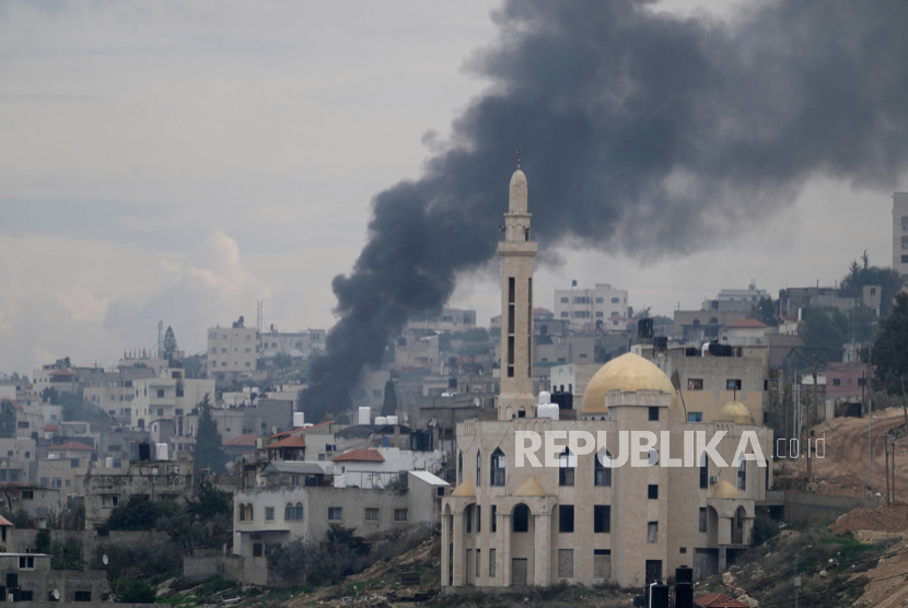 Asap mengepul di atas kamp pengungsi Jenin di Tepi Barat selama operasi militer Israel, Jumat, 24 Januari 2025.