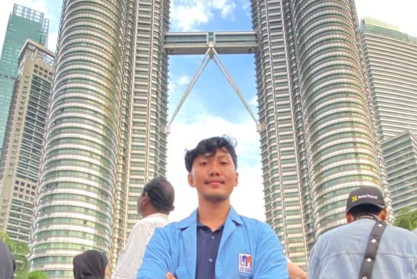 Nabil Nurfauzan, mahasiswa Program Studi (prodi) Bisnis Digital Universitas Nusa Mandiri (UNM), baru saja meraih juara pertama dalam kompetisi robotik di Malaysia.