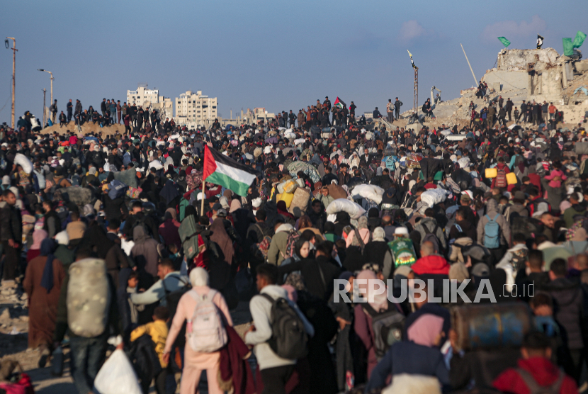 Ribuan pengungsi Palestina tiba di Jalur Gaza utara menyusul mundurnya tentara Israel, Senin, 27 Januari 2025. 