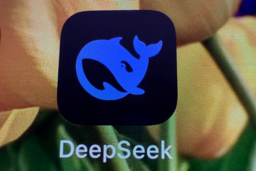 Logo aplikasi DeepSeek. Sejumlah perusahaan besar China mulai mengadopsi model kecerdasan buatan (AI) yang dikembangkan oleh DeepSeek ke dalam layanan mereka. 