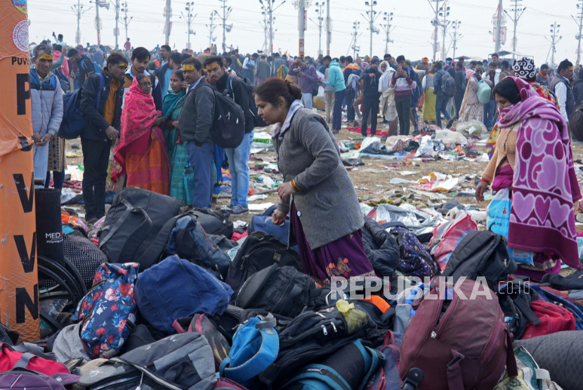 Peziarah mencari barang-barang setelah insiden mematikan pada vestifal Maha Kumbh di Prayagraj, India, Rabu, 29 Januari 2025.