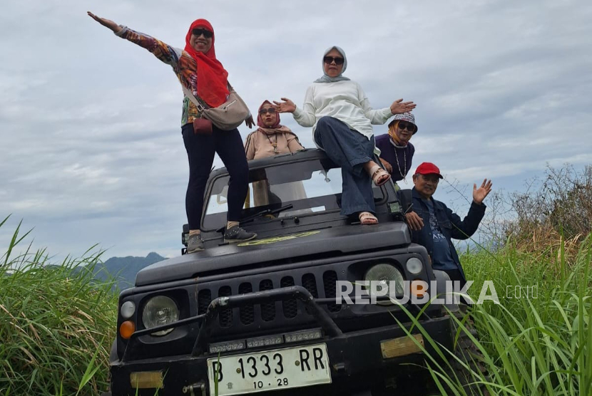 Wisata Jeep Tour Desa di kaki Gunung Ciremai kawasan Cicerem, Desa Kaduela, Kecamatan Pasawahan, Kabupaten Kuningan, Jawa Barat.