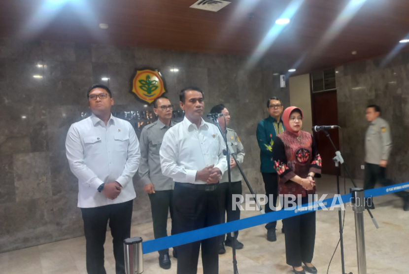 Menteri Pertanian Amran Sulaiman dan Pelaksana Tugas (Plt) Kepala Badan Pusat Statistik (BPS) Amalia Adininggar Widyasanti saat konferensi pers usai penandatanganan nota kesepahaman bersama Menteri Pertanian Amran Sulaiman di kantor Kementan, Jakarta, Kamis (30/1/2025).